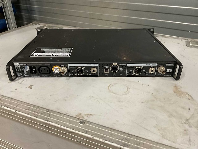 Shure ur4d dual wireless receiver - afbeelding 1 van  1