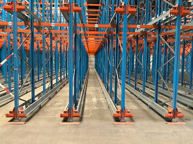 Shuttle magazijnstelling 39 rijen met 2x shuttle - afbeelding 6 van  9