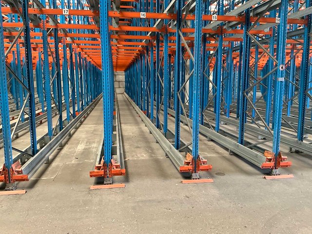 Shuttle magazijnstelling 39 rijen met 2x shuttle - afbeelding 7 van  9