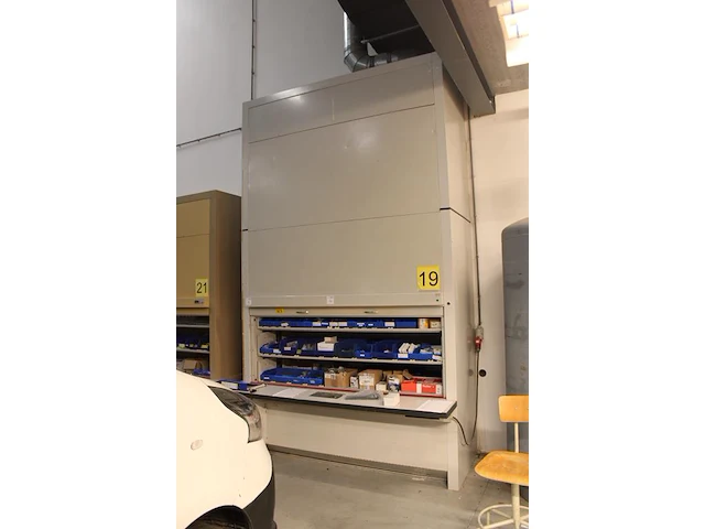 Shuttlekast met 23 secties . afmeting 220 x 125 cm. hoogte ca.380 cm. dient gedemonteerd vervoerd te worden... - afbeelding 2 van  4