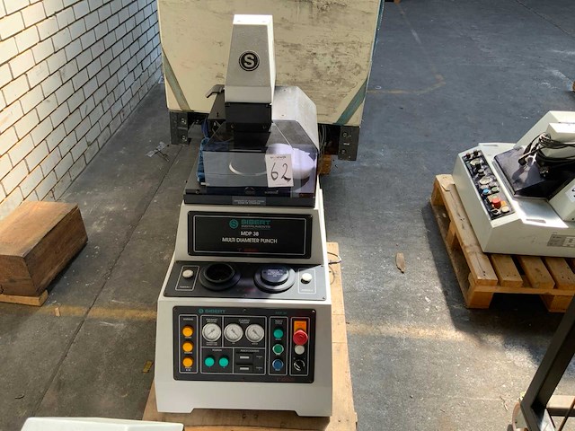 Sibert instruments mdp 38 multi diameter cd-/ dvd ponsmachine - afbeelding 2 van  6
