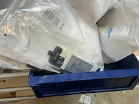 Sick en festo partij onderdelen t.b.v robots in stalen kast (2x) - afbeelding 53 van  64