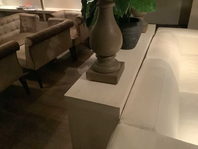 Side table inclusief 2 lampen en decoratie bloem stuk - side table - afbeelding 1 van  3