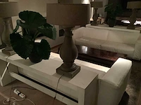 Side table inclusief 2 lampen en decoratie bloem stuk - side table - afbeelding 2 van  3