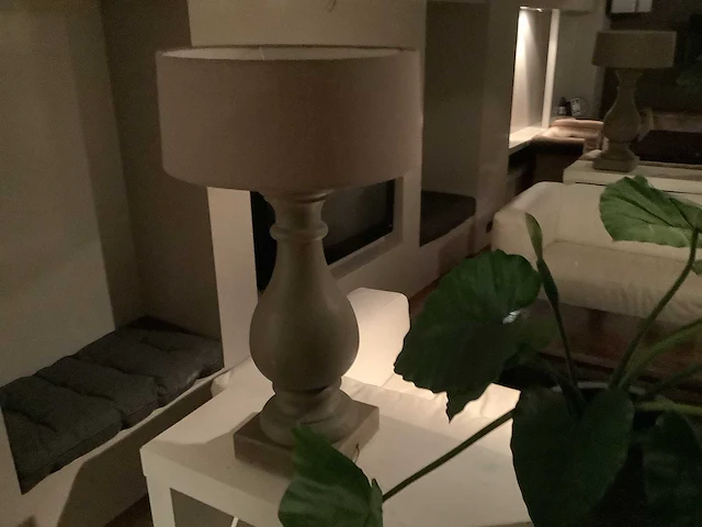 Side table inclusief 2 lampen en decoratie bloem stuk - side table - afbeelding 2 van  7