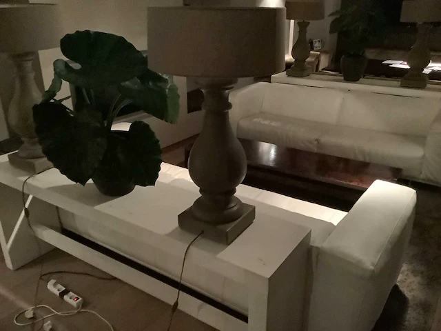 Side table inclusief 2 lampen en decoratie bloem stuk - side table - afbeelding 4 van  7