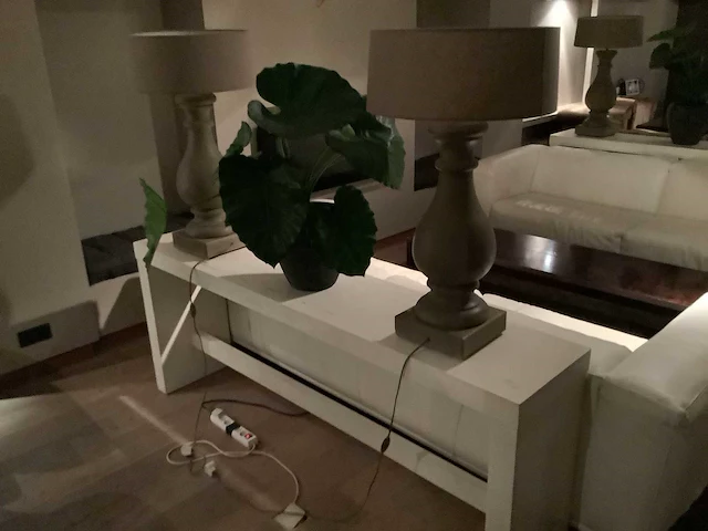 Side table inclusief 2 lampen en decoratie bloem stuk - side table - afbeelding 7 van  7