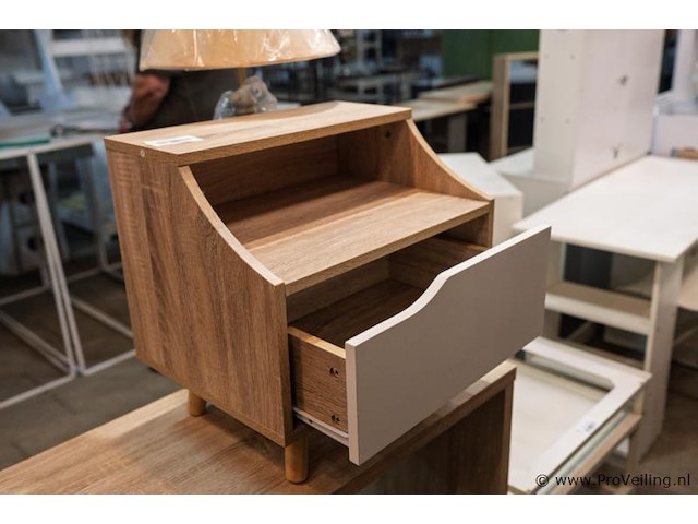 Sidetable, kast & vloerlamp - afbeelding 1 van  4