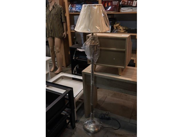 Sidetable, kast & vloerlamp - afbeelding 4 van  4