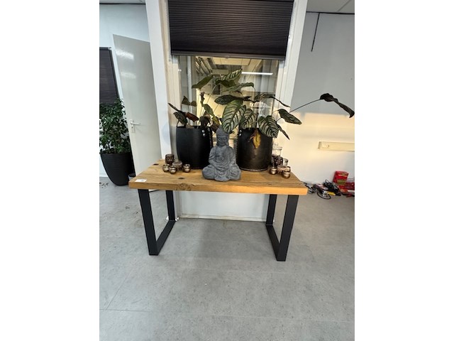 Sidetable, met accessoires en planten - afbeelding 1 van  7