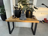 Sidetable, met accessoires en planten - afbeelding 1 van  7