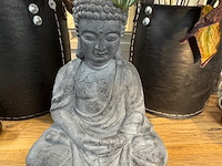 Sidetable, met accessoires en planten - afbeelding 2 van  7