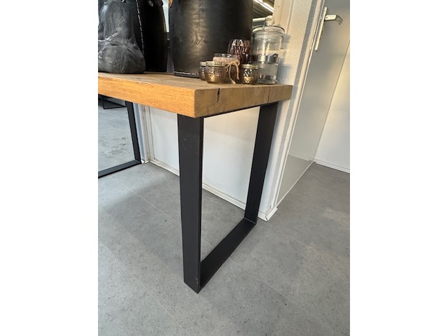 Sidetable, met accessoires en planten - afbeelding 3 van  7