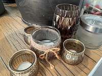 Sidetable, met accessoires en planten - afbeelding 4 van  7