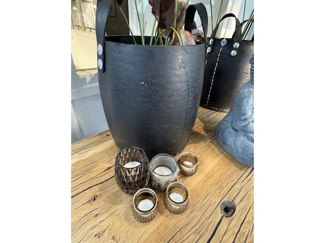 Sidetable, met accessoires en planten - afbeelding 5 van  7