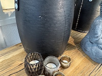 Sidetable, met accessoires en planten - afbeelding 5 van  7