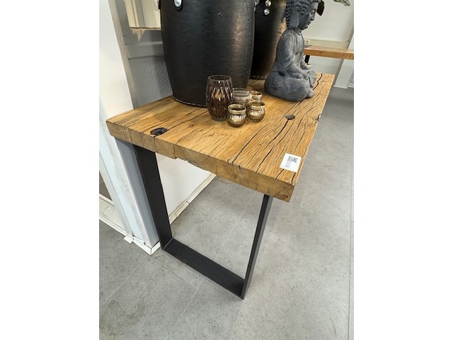 Sidetable, met accessoires en planten - afbeelding 7 van  7