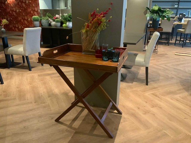 Sidetable met decoratiematerialen - afbeelding 1 van  5