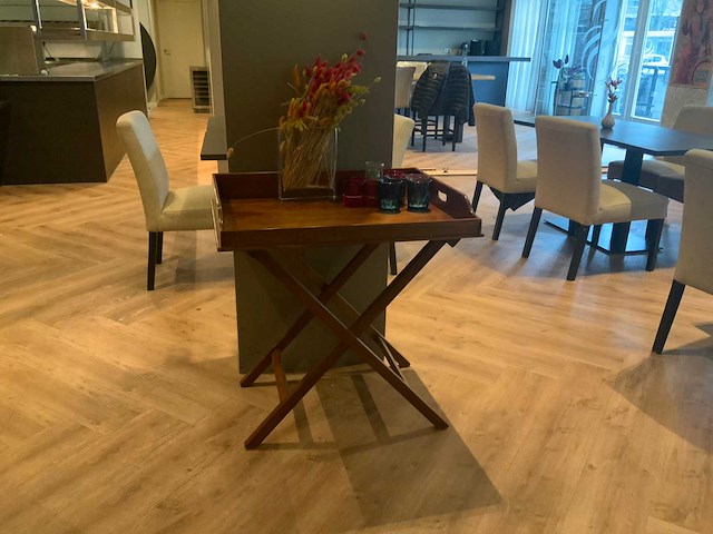 Sidetable met decoratiematerialen - afbeelding 2 van  5