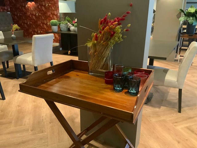 Sidetable met decoratiematerialen - afbeelding 3 van  5