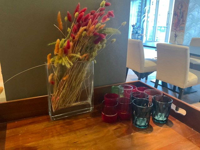 Sidetable met decoratiematerialen - afbeelding 5 van  5