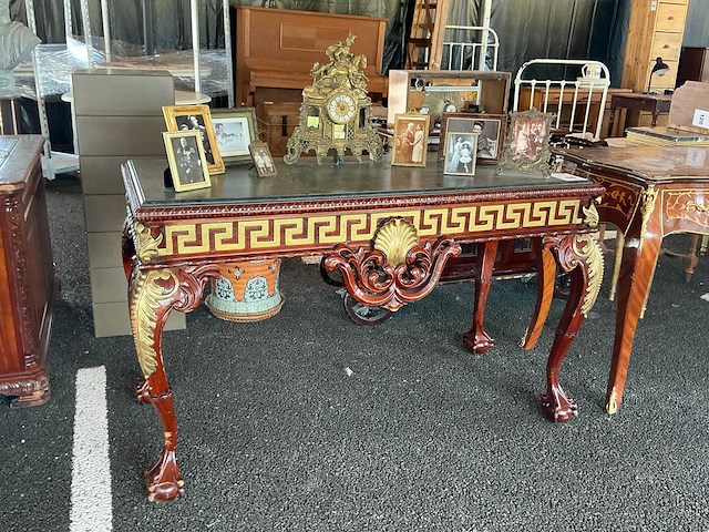 Sidetable met memorabilia - afbeelding 1 van  9