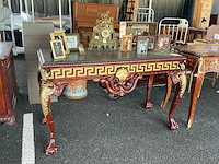 Sidetable met memorabilia - afbeelding 1 van  9