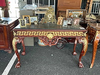 Sidetable met memorabilia - afbeelding 2 van  9