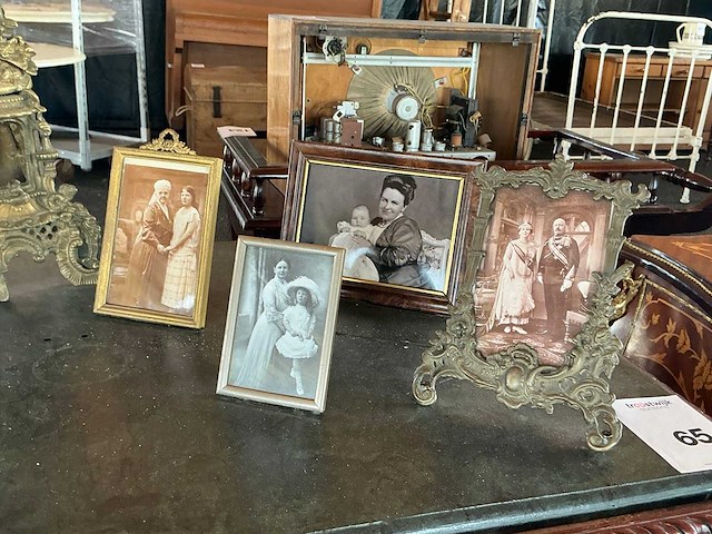 Sidetable met memorabilia - afbeelding 3 van  9