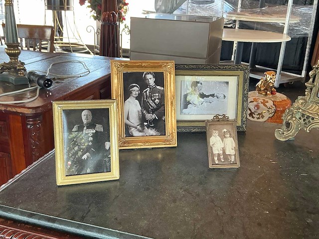 Sidetable met memorabilia - afbeelding 4 van  9