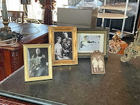 Sidetable met memorabilia - afbeelding 4 van  9