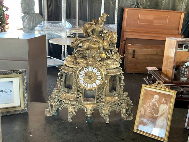 Sidetable met memorabilia - afbeelding 5 van  9