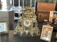 Sidetable met memorabilia - afbeelding 5 van  9