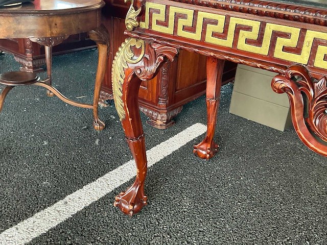 Sidetable met memorabilia - afbeelding 6 van  9