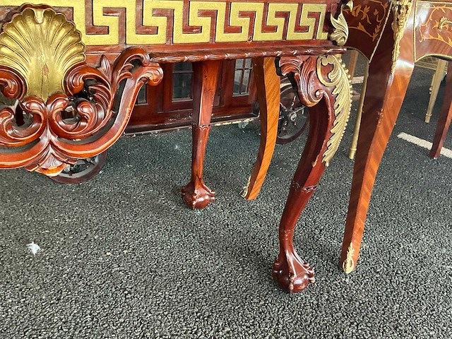 Sidetable met memorabilia - afbeelding 7 van  9