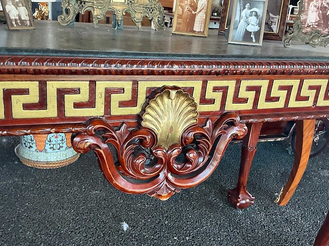 Sidetable met memorabilia - afbeelding 8 van  9