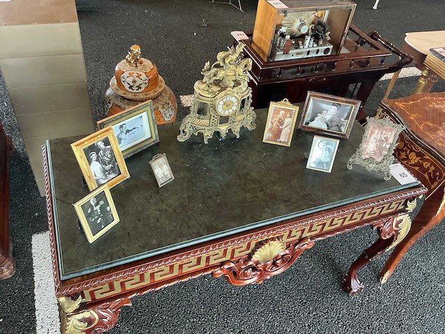 Sidetable met memorabilia - afbeelding 9 van  9