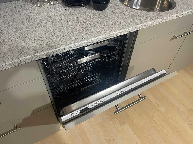 Siematic - showroomkeuken met bauknecht apparatuur - afbeelding 18 van  37
