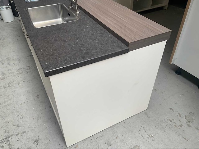 Siematic eiland showroomkeuken met kastenwand - afbeelding 14 van  15