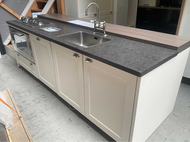 Siematic eiland showroomkeuken met kastenwand - afbeelding 1 van  15