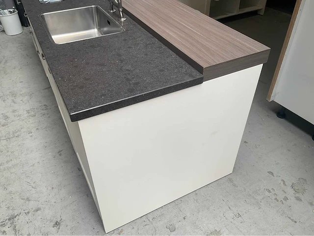 Siematic eiland showroomkeuken met kastenwand - afbeelding 13 van  15