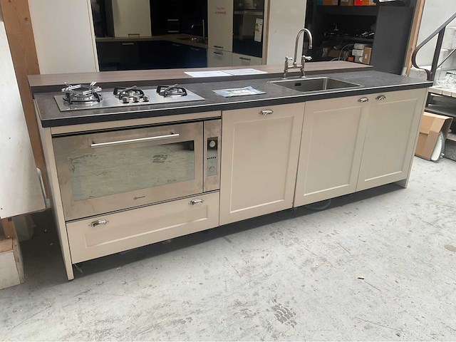 Siematic eiland showroomkeuken met kastenwand - afbeelding 9 van  14