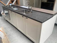 Siematic eiland showroomkeuken met kastenwand