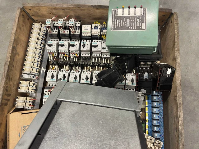 Siemens - partij elektrische besturingen, schakelkastcomponenten & elektronica - afbeelding 3 van  12