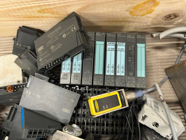 Siemens - partij industriële elektronica / plc-modules, sensoren en bedieningspanelen - afbeelding 5 van  7