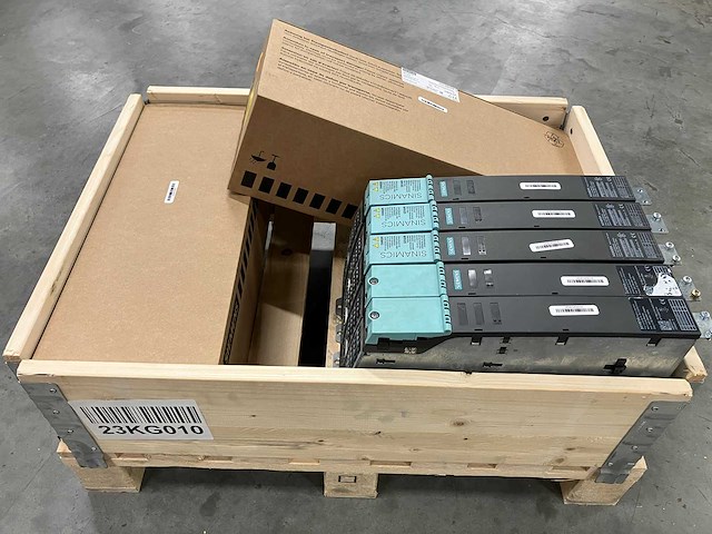 Siemens - partij sinumerik operator panels & sinamics smart line modules 6fc5 & 6sl3 - afbeelding 1 van  5