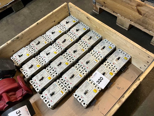 Siemens 3vf3111-1bs41-0ab1 100a mccb stroomonderbreker (19x) - afbeelding 1 van  5