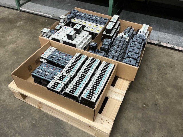 Siemens divers contactors en beveiligingschakelaars - afbeelding 1 van  12