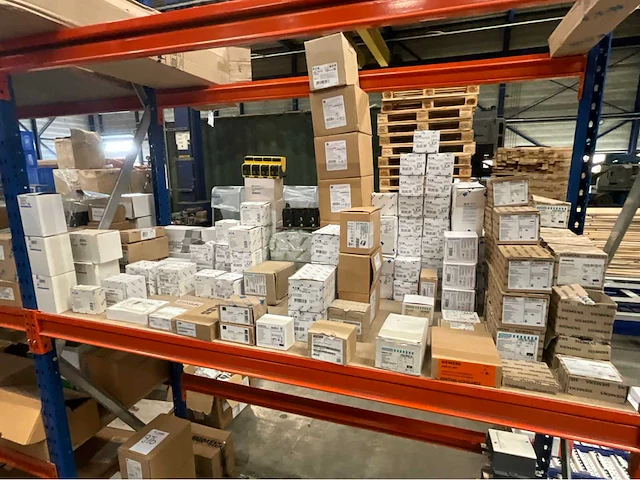 Siemens / kean muller / efen / aon / abb / uniop diverse elektra installatie materialen - afbeelding 24 van  52