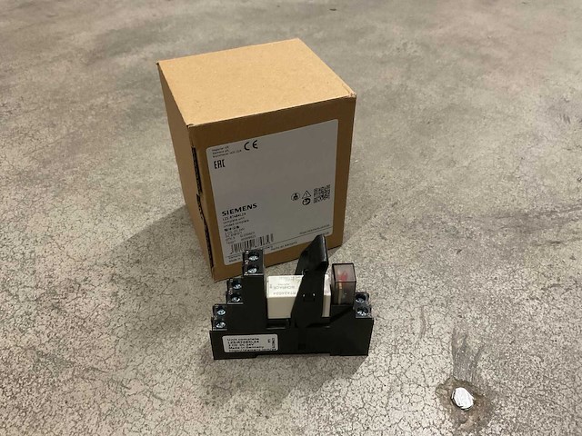 Siemens lzs:rt4b4l24 doos á 5 stuks plug-in schakelrelais (5x) - afbeelding 1 van  3